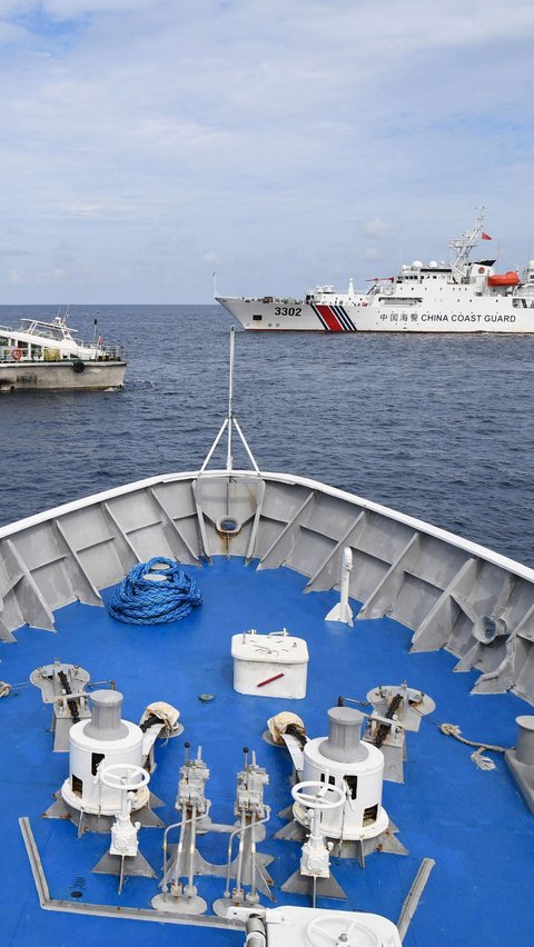 FOTO: Laut China Selatan Memanas, Kapal Penjaga Pantai China Cegat Kapal Sewaan Militer Filipina, AS-Jepang-Australia Mau Kirim Kapal Perang