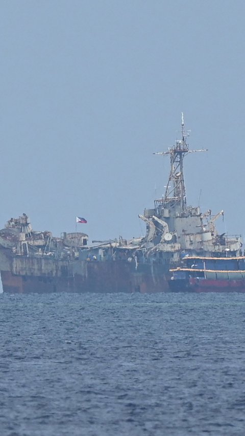 Dua kapal Filipina itu dicegat saat akan mengirimkan pasokan ke kapal angkatan laut Filipina BRP Sierra Madre.