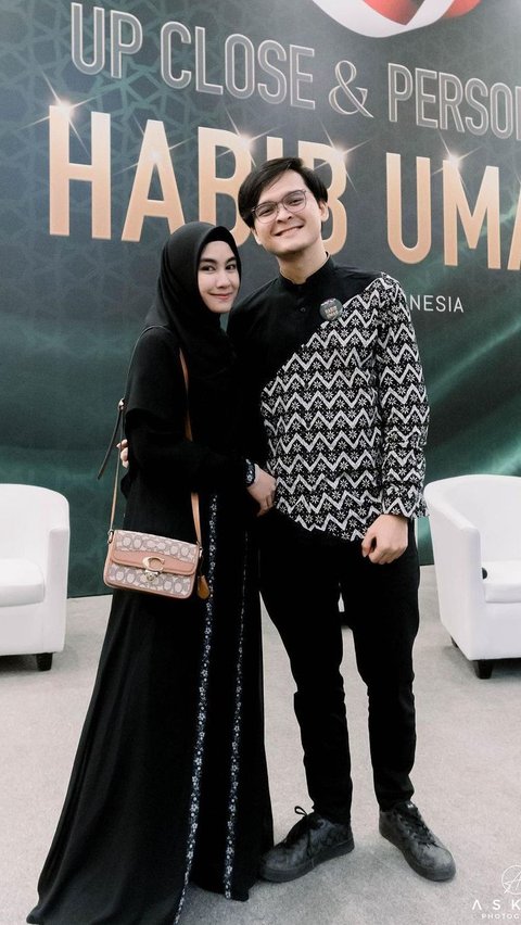 Kebanyakan pasangan artis tanah air menghadiri kajian dengan mengenakan busana batik. Anisa Rahma dan suami juga terlihat mengenakan busana batik dengan kombinasi kain polos berwarna hitam.