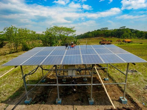 FOTO: Atasi Kekeringan, Petani di Kabupaten Kuningan Manfaatkan Energi Surya untuk Transfer Air Sungai ke Lahan Pertanian