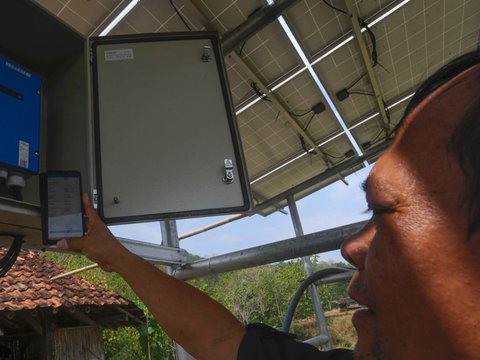 FOTO: Atasi Kekeringan, Petani di Kabupaten Kuningan Manfaatkan Energi Surya untuk Transfer Air Sungai ke Lahan Pertanian