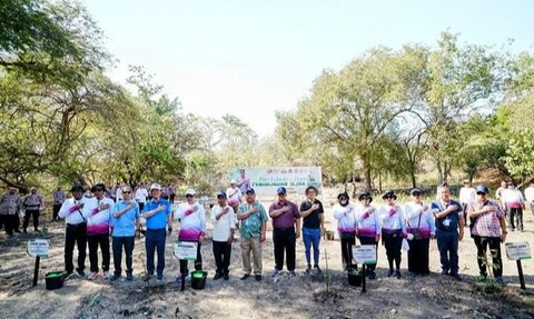 Gagah Tanpa Seragam Dinas, Kapolri Jenderal Sigit Turun ke Taman Ajak Tamu Penting Tanam Pohon