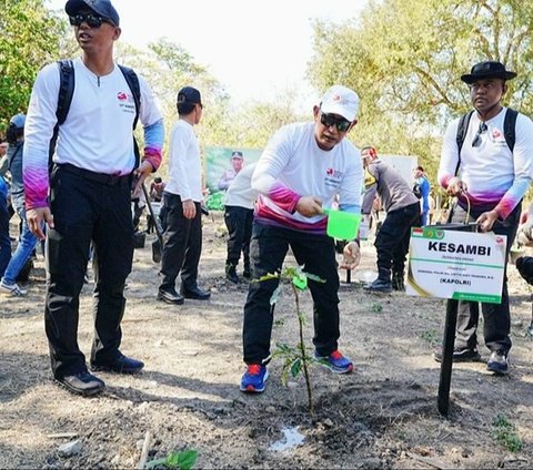 Gagah Tanpa Seragam Dinas, Kapolri Jenderal Sigit Turun ke Taman Ajak Tamu Penting Tanam Pohon