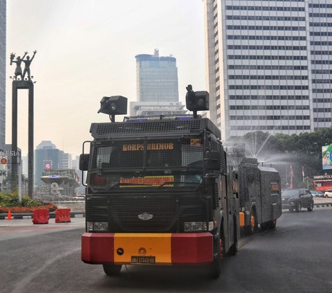 Kendaraan water canon Brimob Polda Metro Jaya melakukan penyemprotan air di kawasan Bundaran HI dan sekitarnya di Jakarta, Rabu (23/8/2023).