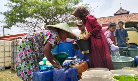 Sejak sekitar empat bulan yang lalu warga di tiga desa di Kecamatan Cibarusah, Kabupaten Bekasi kesulitan mendapatkan air bersih.