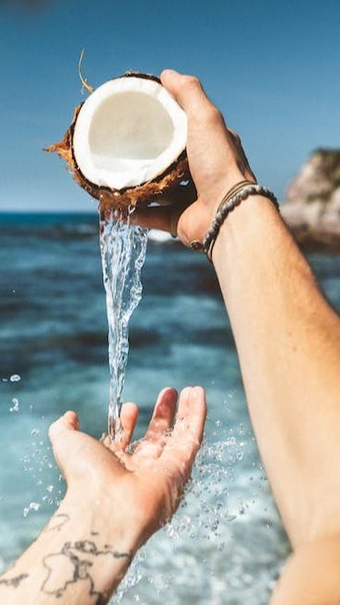 6 Orang yang Harus Hindari Minum Air Kelapa, Ini Dampak yang Bisa Muncul