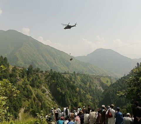 Penyelamatan dramatis dan menegangkan berlangsung ketika sebuah kereta gantung mengalami masalah dan terjebak di atas jurang sedalam 275 meter di desa terpencil Pashto, Khyber Pakhtunkhwa, Pakistan, pada Selasa (22/8/2023). Sebanyak enam anak, berusia antara 10 sampai 16 tahun, dan dua orang dewasa berada di atas kereta gantung itu.