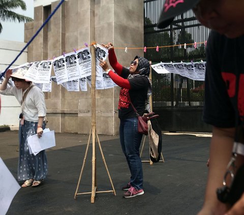 Massa Pekerja Rumah Tangga (PRT) kembali menggelar demo di depan Gedung DPR, Jalan Gatot Subroto, Senayan, Jakarta, pada Rabu (23/8/2023). Mereka berunjuk rasa menuntut anggota DPR RI untuk segera membahas dan mengesahkan Rancangan Undang-Undang Perlindungan Pekerja Rumah Tangga (RUU PPRT).