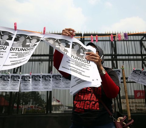 FOTO: Aksi Massa PRT Gantung Jemuran di Depan Gedung DPR Tuntut RUU PPRT Disahkan