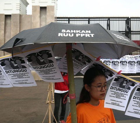 FOTO: Aksi Massa PRT Gantung Jemuran di Depan Gedung DPR Tuntut RUU PPRT Disahkan