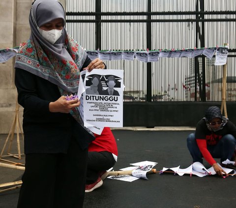 FOTO: Aksi Massa PRT Gantung Jemuran di Depan Gedung DPR Tuntut RUU PPRT Disahkan