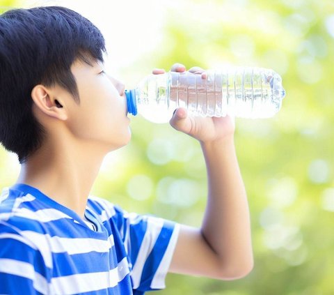 Tips yang Bisa Diterapkan Agar Anak Lebih Suka Minum Air Putih