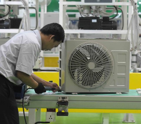 Perusahaan elektronik asal Jepang, Sharp, resmi membuka pabrik barunya di kawasan Karawang International Industrial City (KIIC), Karawang, Jawa Barat, Rabu (23/8/2023). Pabrik baru Sharp tersebut nantinya akan memproduksi alat penyejuk ruangan atau AC.