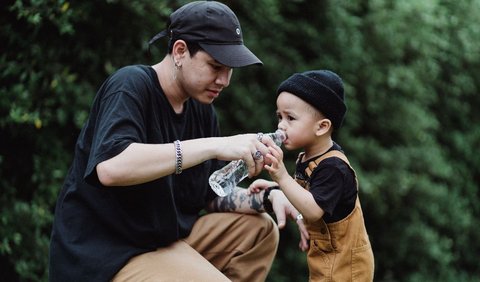 Libatkan Anak dalam Pemilihan Botol dan Gelas