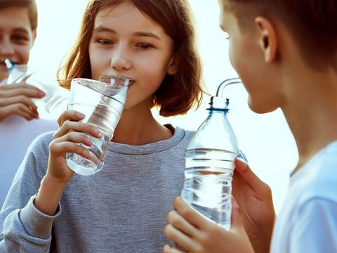 Tips yang Bisa Diterapkan Agar Anak Lebih Suka Minum Air Putih