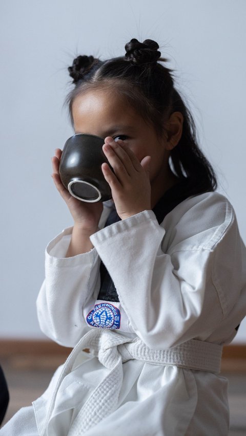 Memastikan anak cukup dan suka minum air putih setiap hari sangat penting untuk pertumbuhan dan perkembangan anak.