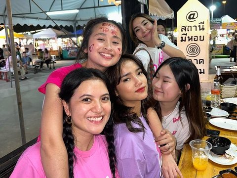 Galeri Foto Bridal Shower Gritte Agatha di Thailand, Kehadiran Fuji, Gisella Anastasia, dan Momen Unik Pria Berbusana Lingerie