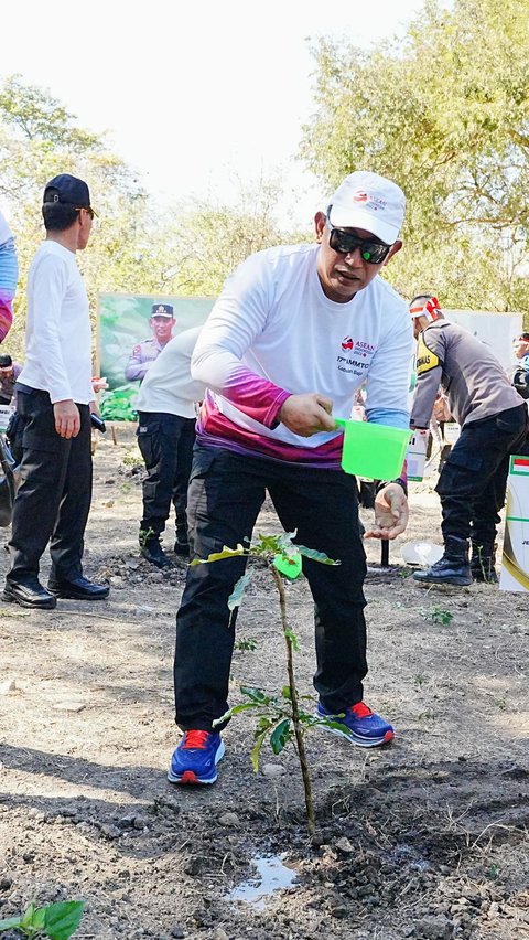 Kapolri Ajak Delegasi AMMTC Tanam Pohon di Taman Nasional Komodo, Pecahkan Rekor MURI  