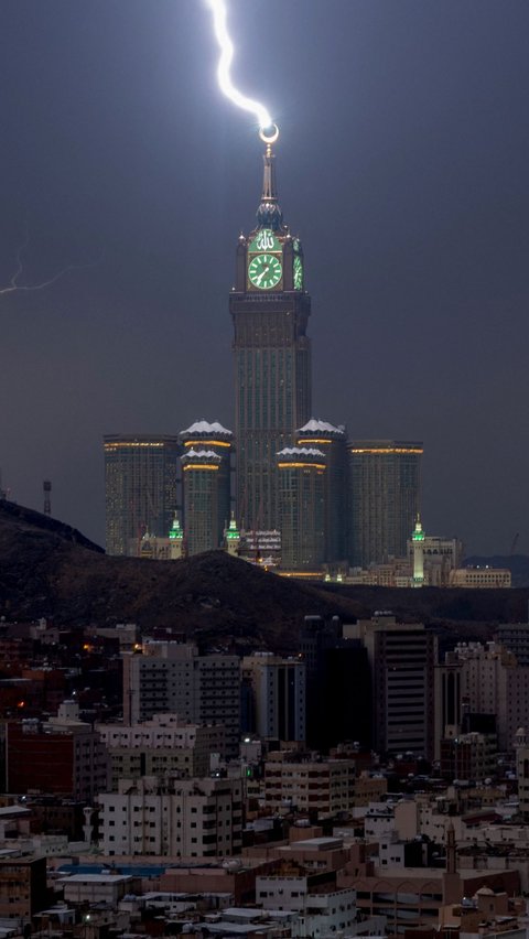 FOTO: Badai Dahsyat Hantam Arab Saudi,  Hotel Ikonik Fairmont Makkah Clock Royal Tower Sampai Disambar Petir Menakutkan