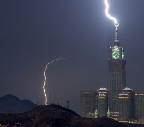 Badai dahsyat telah menerjang wilayah Makkah, Arab Saudi pada hari Rabu (23/8/2023). Dampak terjangan badai itu telah menutup sekolah-sekolah, bahkan Masjidil Haram turut terkena dampak hujan lebat yang disertai angin kencang.