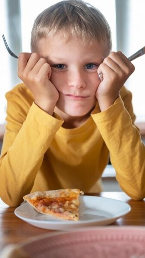 1. Waktu Makan Teratur: Biasakan anak makan pada jadwal yang tetap. Ini membantu mengatur nafsu makannya.