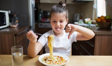9. Libatkan Anak: Ajak anak terlibat dalam aktivitas seperti memasak atau berbelanja makanan. Ini membuatnya lebih tertarik pada makanan.