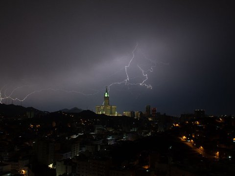 FOTO: Badai Dahsyat Hantam Arab Saudi,  Hotel Ikonik Fairmont Makkah Clock Royal Tower Sampai Disambar Petir Menakutkan