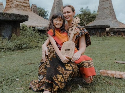 Gaya Potret Salma, Anak Atiqah Hasiholan dan Rio Dewanto, Pesona Khas Indonesia Sudah Terpancar Sejak Kecil
