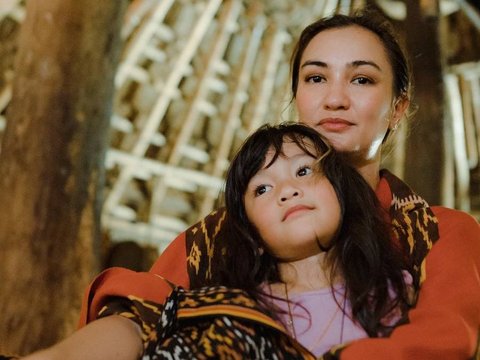 Gaya Potret Salma, Anak Atiqah Hasiholan dan Rio Dewanto, Pesona Khas Indonesia Sudah Terpancar Sejak Kecil