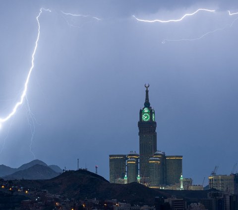 Sebelumnya, pusat meteorologi telah memperingatkan akan terjadi badai berikutnya pada hari Rabu (23/8/2023) yang akan membawa hujan, angin dan petir di wilayah Makkah dan tempat lain di Arab Saudi bagian barat.