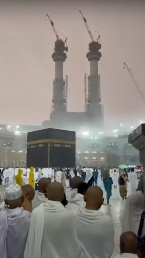 Kondisi ini membuat ribuan jemaah muslim yang sedang ibadah mengelilingi Ka'bah menjadi terhambat karena kencangnya angin.