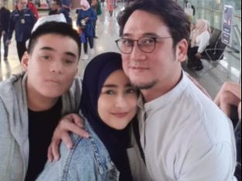 Potret Liburan Bersama Suami dan Dua Putra Cindy Fatikasari, Kini Lebih Menawan Setelah Anak Perempuannya Menikah