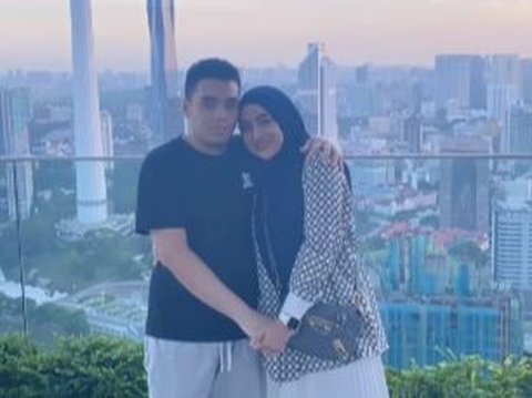 Potret Liburan Bersama Suami dan Dua Putra Cindy Fatikasari, Kini Lebih Menawan Setelah Anak Perempuannya Menikah