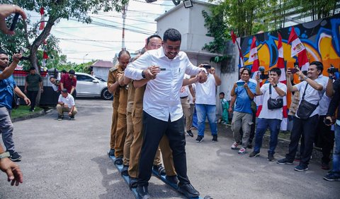 Fahmi kemudian mengaitkan ini dengan Bobby Nasution yang lebih memilih memposting video kegiatan dengan Presiden Jokowi serta video kegiatan relawannya.<div><br></div><div>