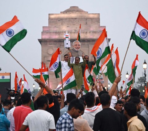 India baru saja menorehkan sejarah menjadi negara pertama yang berhasil mendarat di Kutub Selatan Bulan. Pesawat luar angkasa Chandrayaan-3 diketahui mendarat mulus di wilayah Bulan yang terjal dan belum pernah dijelajahi sebelumnya.