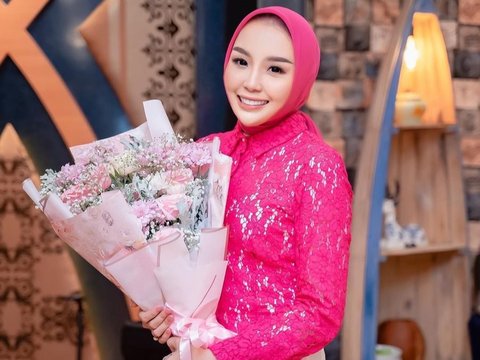 Merayakan Ulang Tahun ke-24, Thisia Halijam, Istri Agustiar Sabran Mantan Suami Ussy Sulistiawaty, Mendapat Kejutan Tengah Malam