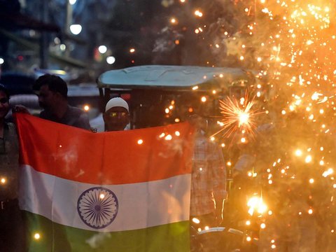 FOTO: Euforia Rakyat India Rayakan Momen Bersejarah Jadi Negara Pertama Mendarat di Kutub Selatan Bulan