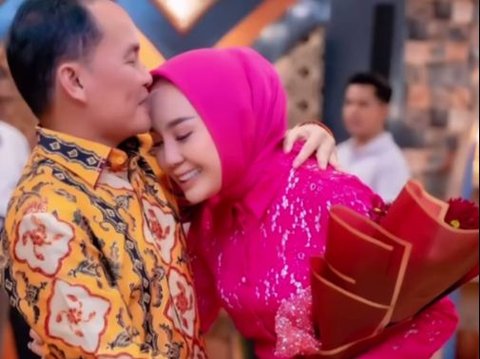 Merayakan Ulang Tahun ke-24, Thisia Halijam, Istri Agustiar Sabran Mantan Suami Ussy Sulistiawaty, Mendapat Kejutan Tengah Malam