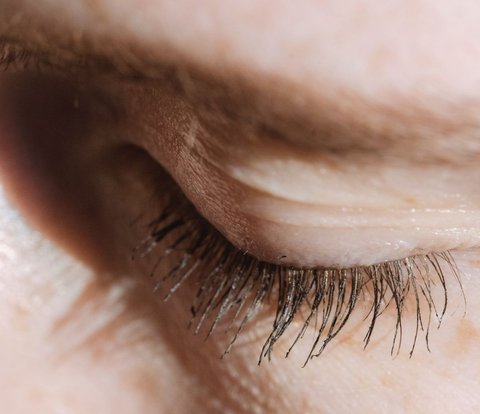 Peek at How American MUAs Create Flawless Under Eye Concealer