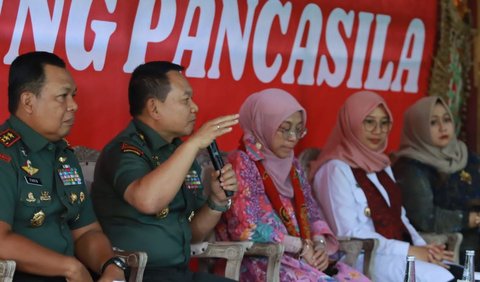 Saat itu, ia mencanangkan penerapan Kampung Pancasila di wilayahnya. 'Ketika menjadi KSAD, saya sosialisasikan ke seluruh jajaran di wilayah harus ada Kampung Pancasila,' katanya.