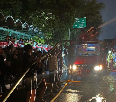 28 unit mobil pemadam kebakaran wilayah gabungan dengan 84 personel dikerahkan ke lokasi kebakaran untuk memadamkan api sejak pukul 20.27 WIB.