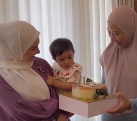 Ini momen perayaan ulang tahun Amala. Irish Bella mempersiapkan beberapa kue ulang tahun. Terlihat Amala tampak antusias melihat kue ulang tahun.