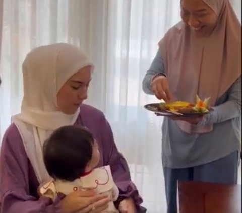 Kebersamaan Irish Bella dengan sang anak di momen ulang tahun curi perhatian. Momen ulang tahun Amala bertepatan dengan jadwal sidang Ammar Zoni.