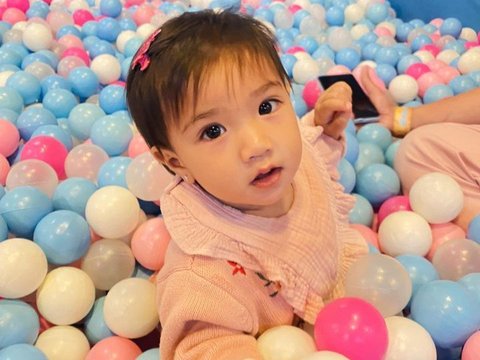 10 Potret Terbaru Amala Anak Irish Bella Kini Menginjak 1 Tahun, Cute Banget!