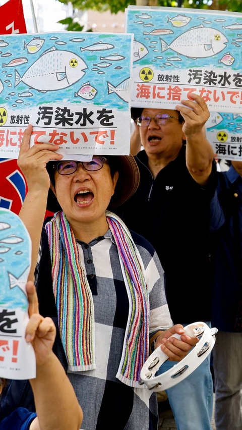 Warga Tokyo menggelar aksi protes tersebut di depan kantor pusat Tokyo Electric Power Company (TEPCO), operator pembangkit listrik tenaga nuklir di Tokyo, Jepang.