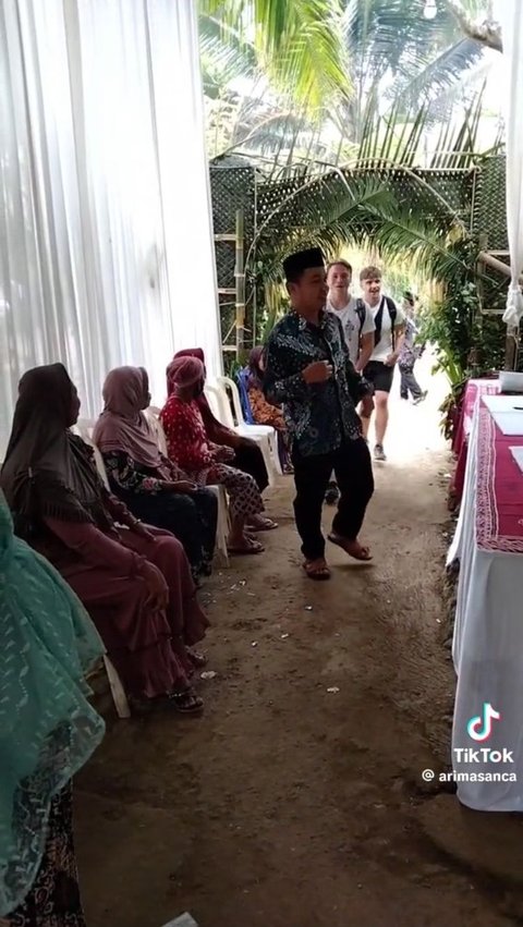 Sempat Bingung, Aksi Bule Diajak Makan di Acara Hajatan Warga Ini Curi Perhatian