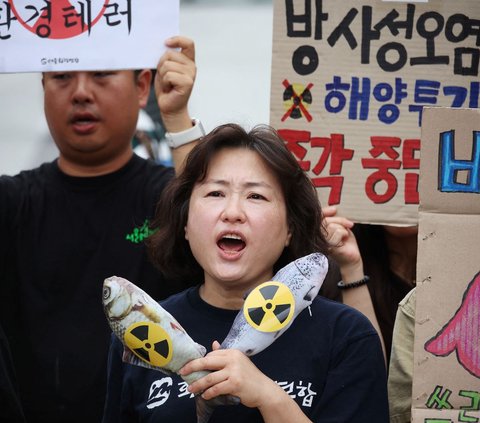 Selain itu rencana Jepang membuang limbah air radioaktif olahan dari pembangkit listrik tenaga nuklir Fukushima ke laut juga mendapatkan reaksi protes dari warga Korea Selatan yang melakukan aksi di Majelis Nasional di Seoul, Korea Selatan, pada Kamis 24 Agustus 2023.