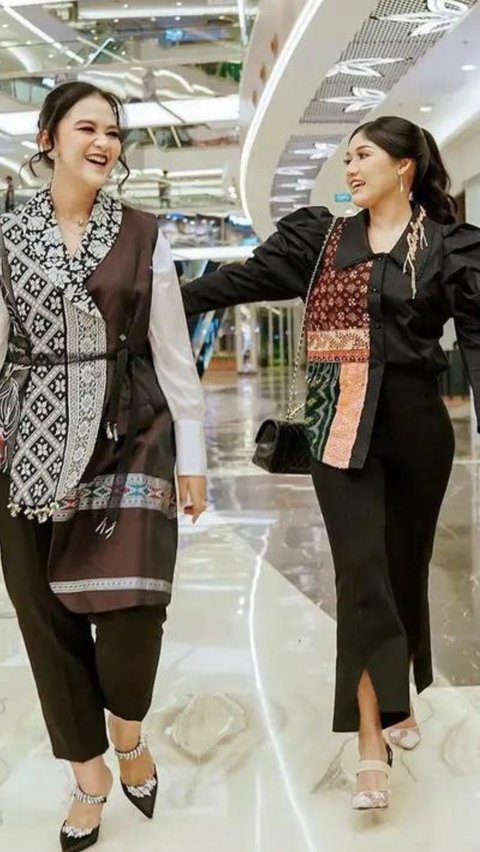 Kahiyang dan Erina sering terlihat hadir bersama di acara fashion show desainer Indonesia. Terbaru, mereka mengenakan pakaian dari Mel Ahyar.