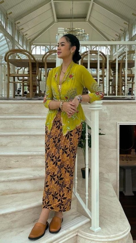 Di lain kesempatan, Rania membagikan potret saat dirinya berada di Puro Mangkunegaran. Berbalut kebaya warna hijau dan kain berwarna kuning, membuat penampilannya terlihat unik.