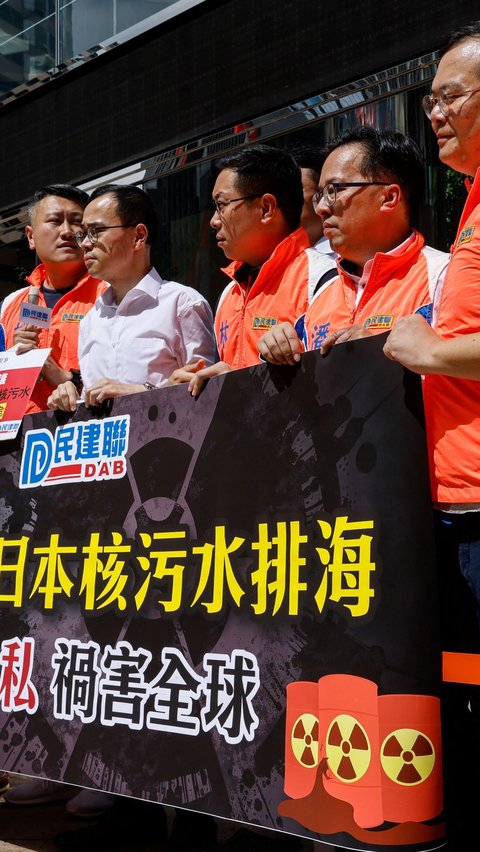 Selain Korea Selatan, warga Hong Kong juga turut menyampaikan protesnya terhadap Jepang yang akan membuang limbah tersebut ke laut di Hong Kong, China.